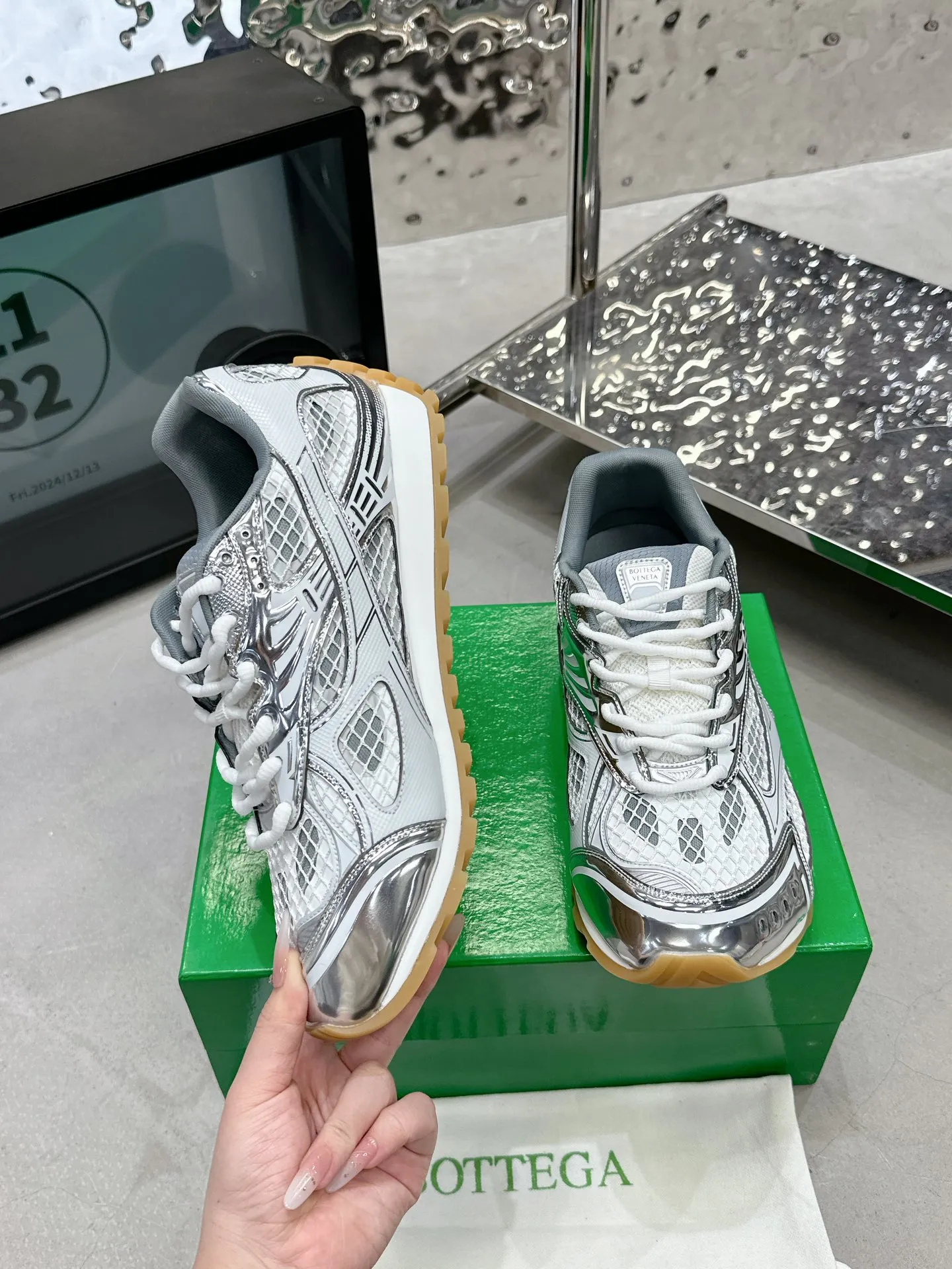 👟👟Ex-factory price 560👟👟 Men ➕20 💰𝐁𝐨𝐭𝐭𝐞𝐠𝐚 𝐕𝐞𝐧𝐞𝐭𝐚 Bodie Home Couple Style 👫BV Sports Shoes Wang Yibo Same Style Casual shoes for couples and dad shoes! Runner sneakers! Original purchase and development! Made of original lightweight technical mesh fabric, the same as the original version! The process is complicated! Paired with a geometric pattern designed rubber outsole, the higher version of the Wang Zha series is actually much taller, but the legs still look slim. Very nice. Durable and durable to play with, standard and version-matching shoe-packing technology. Look for high-end versions. The original outsole is exclusively molded, and the color-blocked TPU outsole is used. The material and weight are the same as the original! Size: Women’s size 35-41 (40 and 41 customized, non-refundable) Men’s size 39-45 (45 customized, non-refundable)